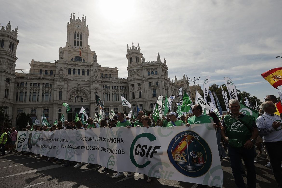 Funcionarios manifestándose en las calles por aumento salarial