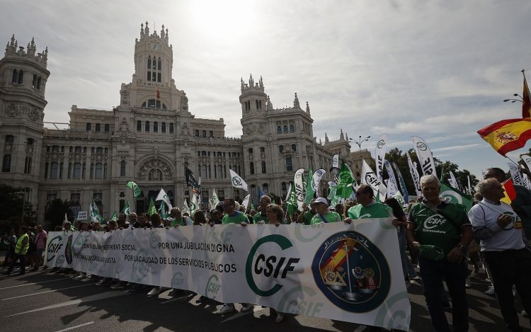 Funcionarios manifestándose en las calles por aumento salarial