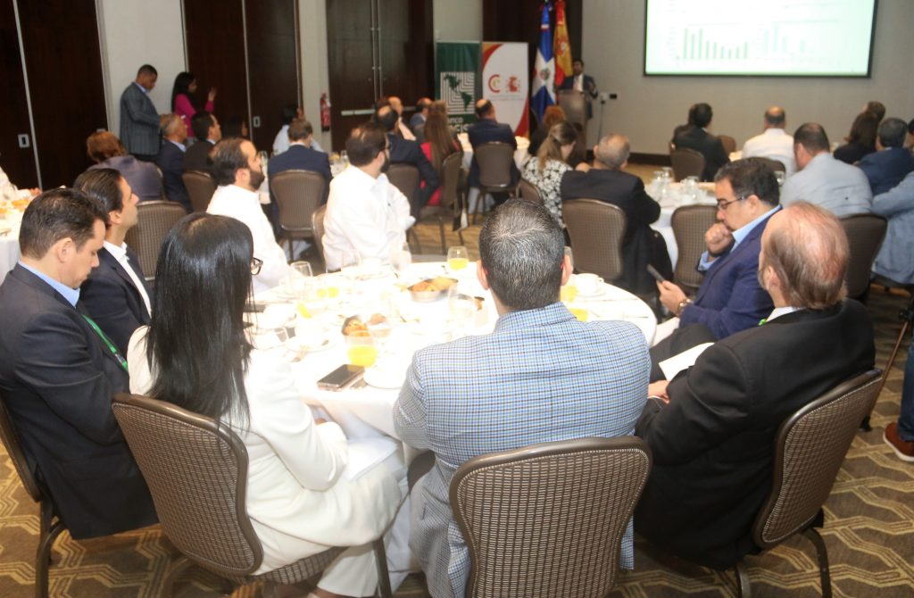 Asistentes de la presentación “Resultados y perspectivas de la economía dominicana: retos y oportunidades para el 2023” realizado por CAMACOES.