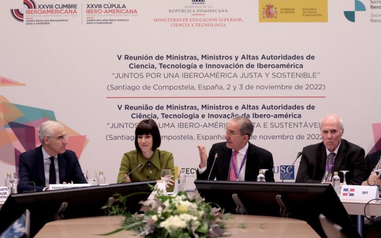 Fotografía de archivo, tomada el pasado 3 de noviembre, en la que se registró a la ministra de Ciencia e Innovación de España, Diana Morant (i), el ministro dominicano de Educación Superior, Franklin García Fermín, entre otros funcionarios durante un evento de cooperación universitaria entre ambos países en Santiago de Compostela (España). EFE/Lavandeira jr