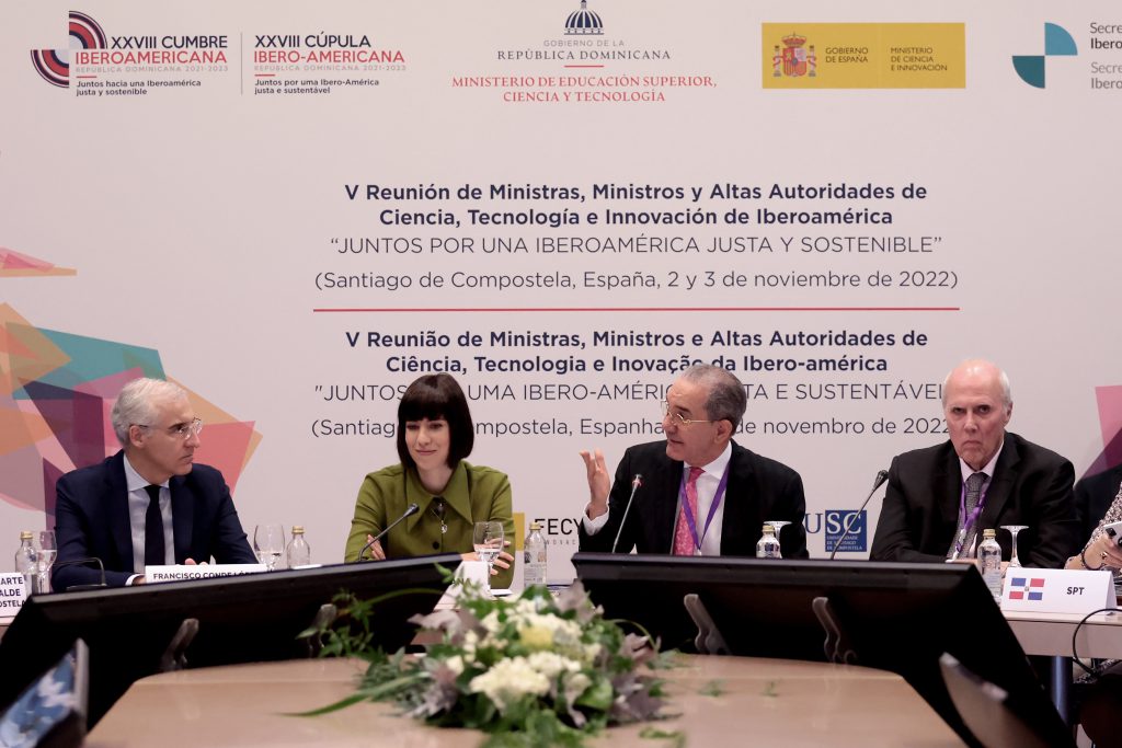 Fotografía de archivo, tomada el pasado 3 de noviembre, en la que se registró a la ministra de Ciencia e Innovación de España, Diana Morant (i), el ministro dominicano de Educación Superior, Franklin García Fermín, entre otros funcionarios durante un evento de cooperación universitaria entre ambos países en Santiago de Compostela (España). EFE/Lavandeira jr