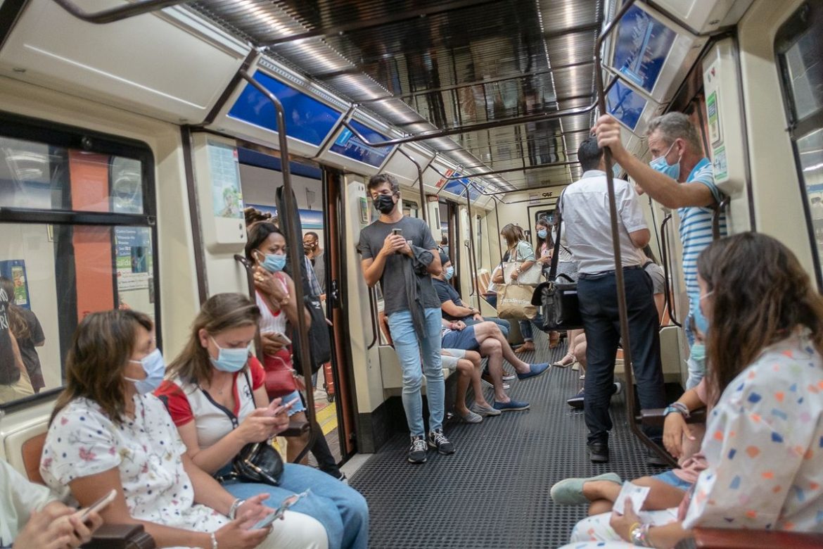 personas usando mascarilla en el metro