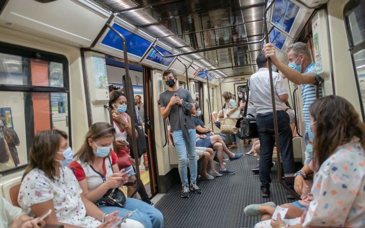 personas usando mascarilla en el metro