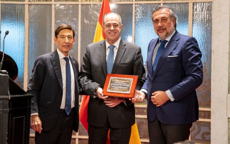 Francisco Paco Pérez durante la entrega A CAMACOES de Premio Especial Centenario en FITUR 2024.