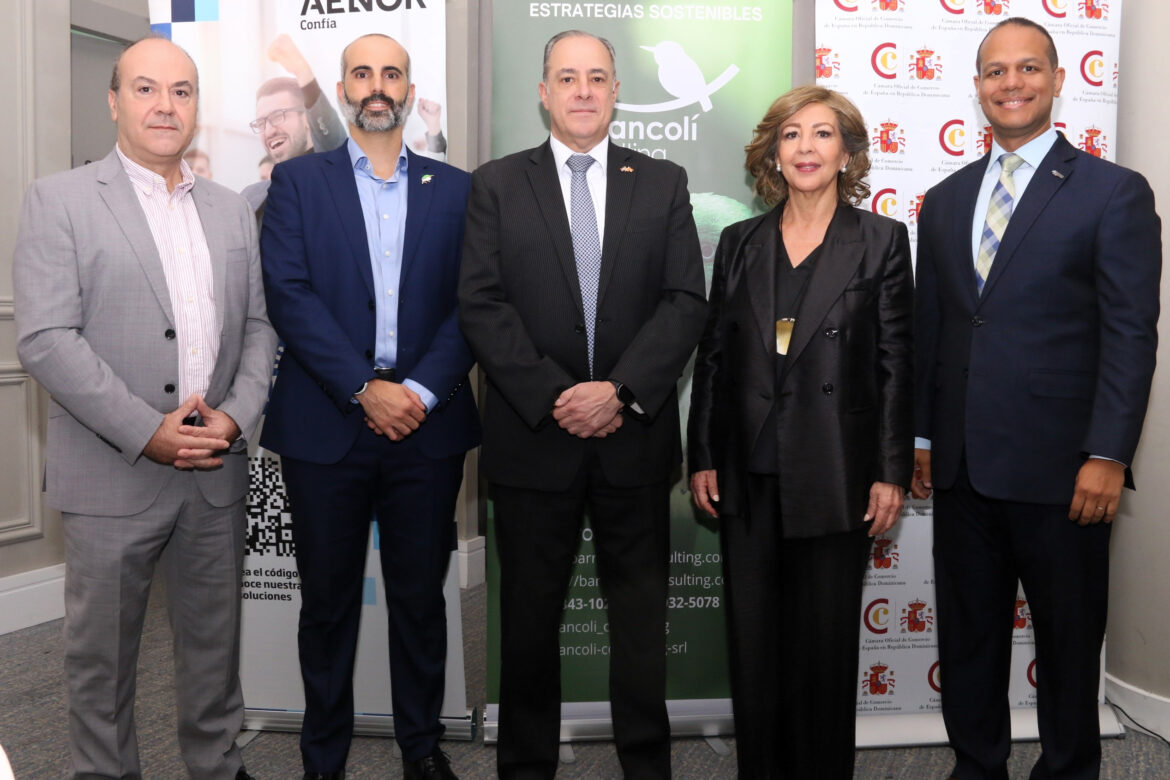 Miembros de la mesa de honor en el desayuno conferencia los nuevos estándares europeos de información en sostenibilidad