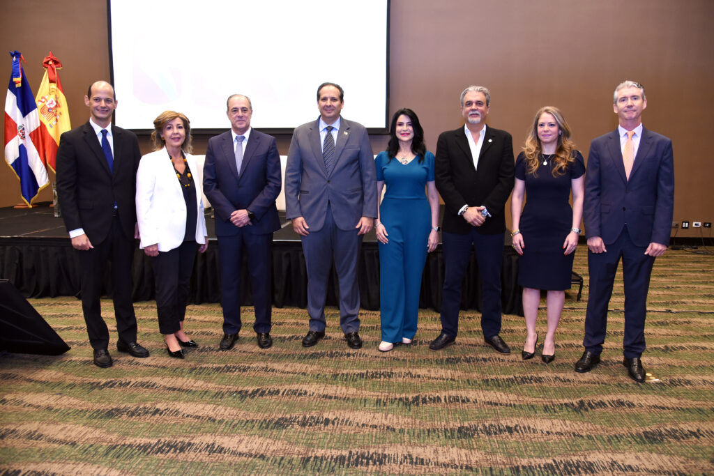 Panel “Turismo de salud y bienestar: nuevas oportunidades para el turismo de RD”, organizado por CAMACOESRD. De izquierda a derecha, Alejandro Cambiazo, Pilar Serret, Francisco -Paco- Pérez, Víctor Atallah, Amelia Reyes, Artur Cabré, Brenda Morales y Ricardo Felip.