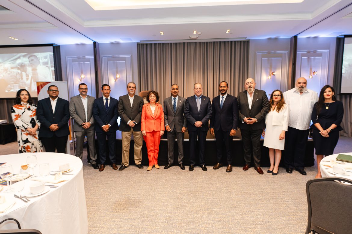 CAMACOESRD-desayuno-empresarial_En-la-era-de-la-incertidumbre_la-inversion-en-energias-renovables-presente-y-futuro