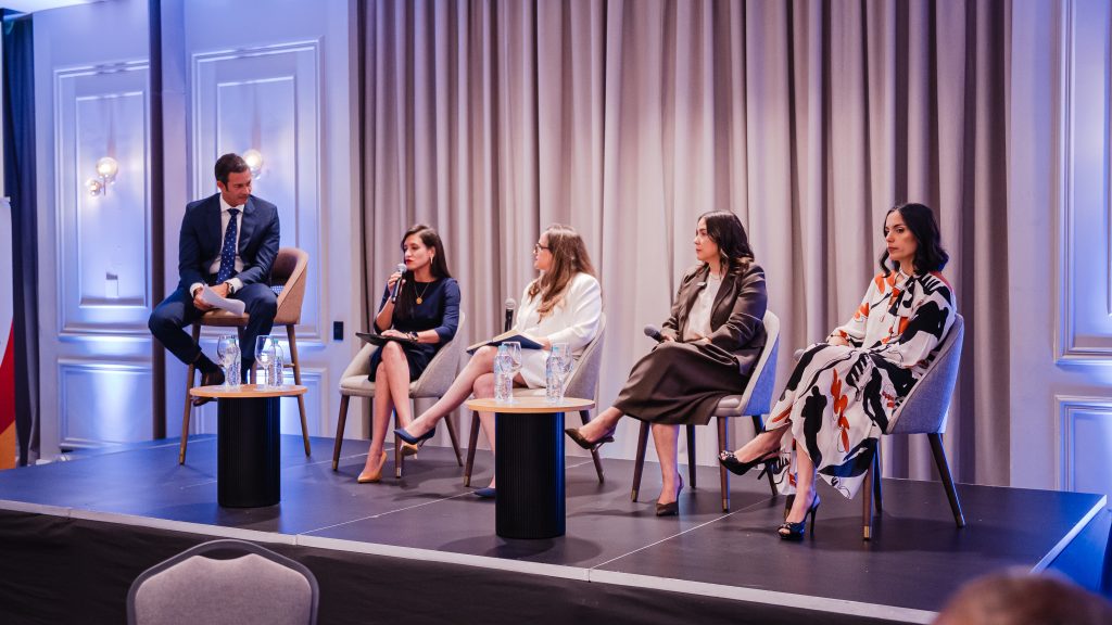 CAMACOESRD-desayuno-empresarial_En-la-era-de-la-incertidumbre_la-inversion-en-energias-renovables-presente-y-futuro_PANEL-II