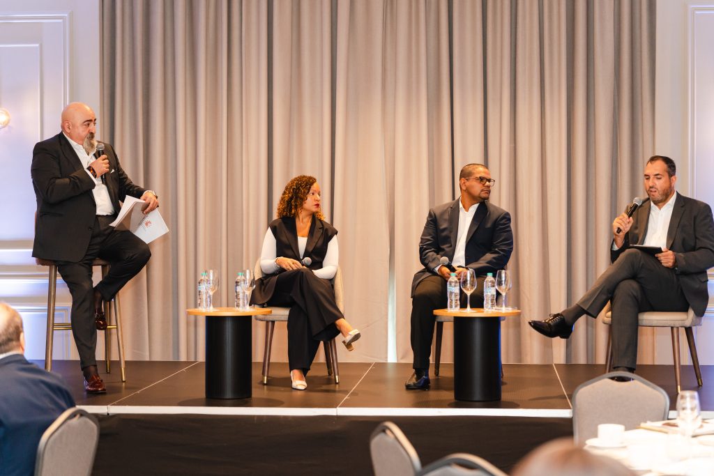 CAMACOESRD_desayuno-empresarial_En-la-era-de-la-incertidumbre_la-inversion-en-energias-renovables-presente-y-futuro_PANEL